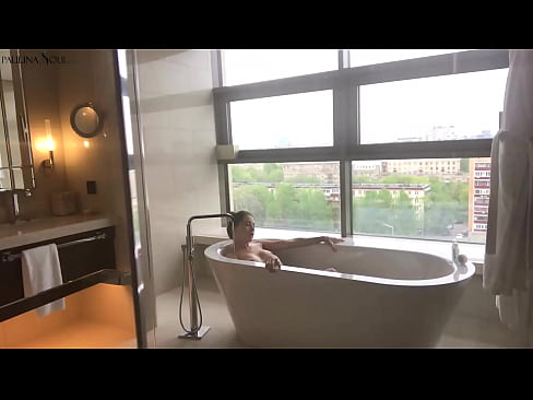 ❤️ Milžiniškas kūdikis aistringai masturbuoja savo putę vonios kambaryje ❌ Anal video prie mūsų