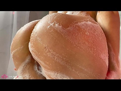 ❤️ Brunetė masturbuoja putytę su vibratoriumi iki intensyvaus orgazmo duše ❌ Anal video prie mūsų