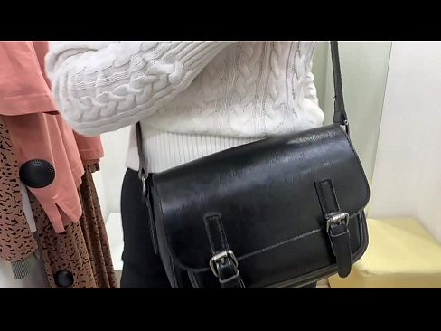 ❤️ Vieša jaunos kalės FeralBerry masturbacija su dildo aprangos kambaryje ❌ Anal video prie mūsų