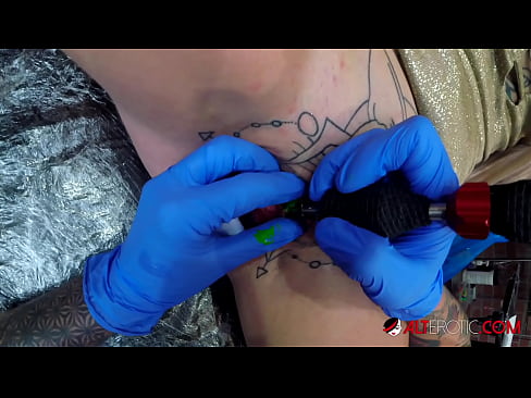 ❤️ Itin tatuiruota karšta Sully Savage gavo tatuiruotę ant savo klitorio ❌ Anal video prie mūsų