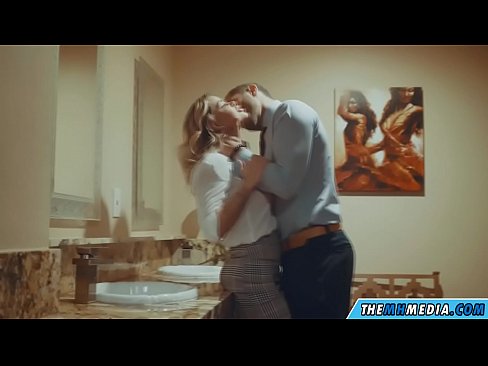 ❤️ Kai krūtininga blondinė vilioja tave viešajame tualete ❌ Anal video prie mūsų